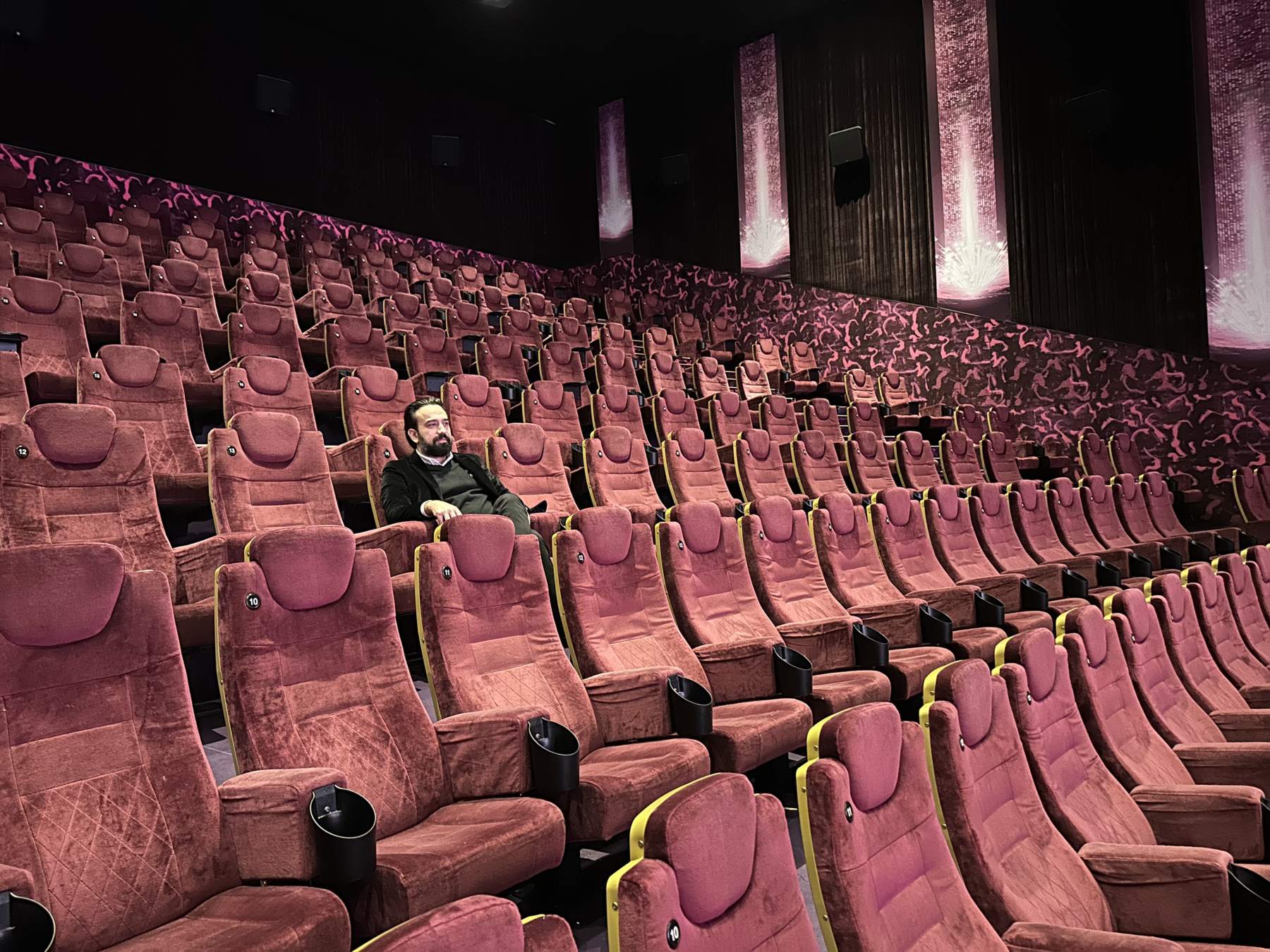 Ediz Kentkuran, boş bir sinema salonunda
